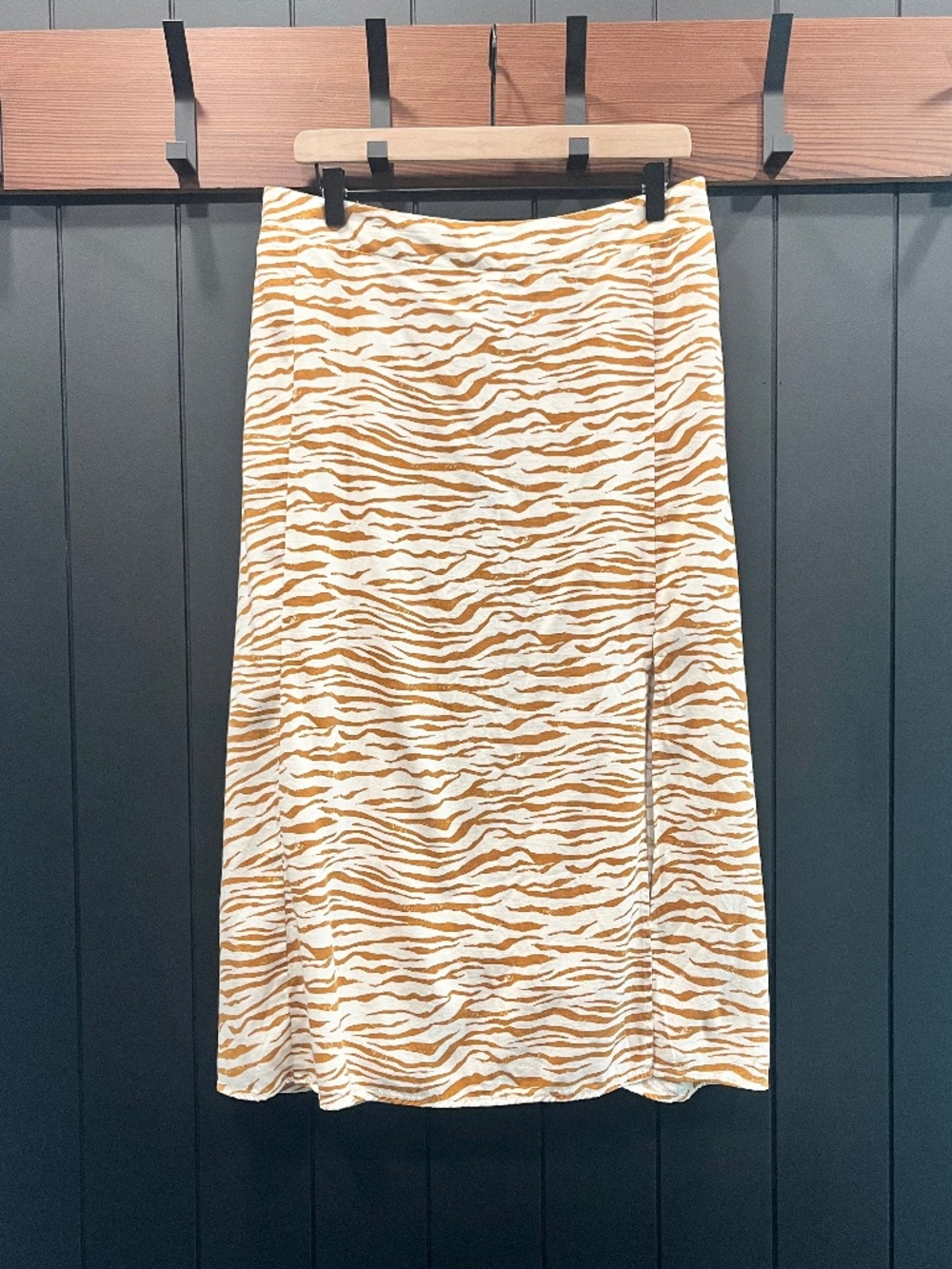 Ava & Viv-Women's-Off White & Carmel-Tiger Stripes Skirt-Size 3X